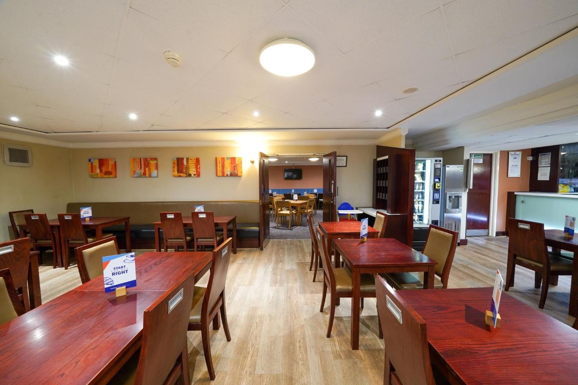 Holiday Inn Express Glenrothes By Ihg Екстериор снимка
