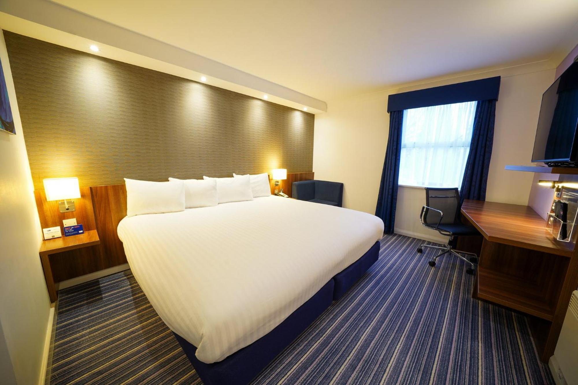 Holiday Inn Express Glenrothes By Ihg Екстериор снимка