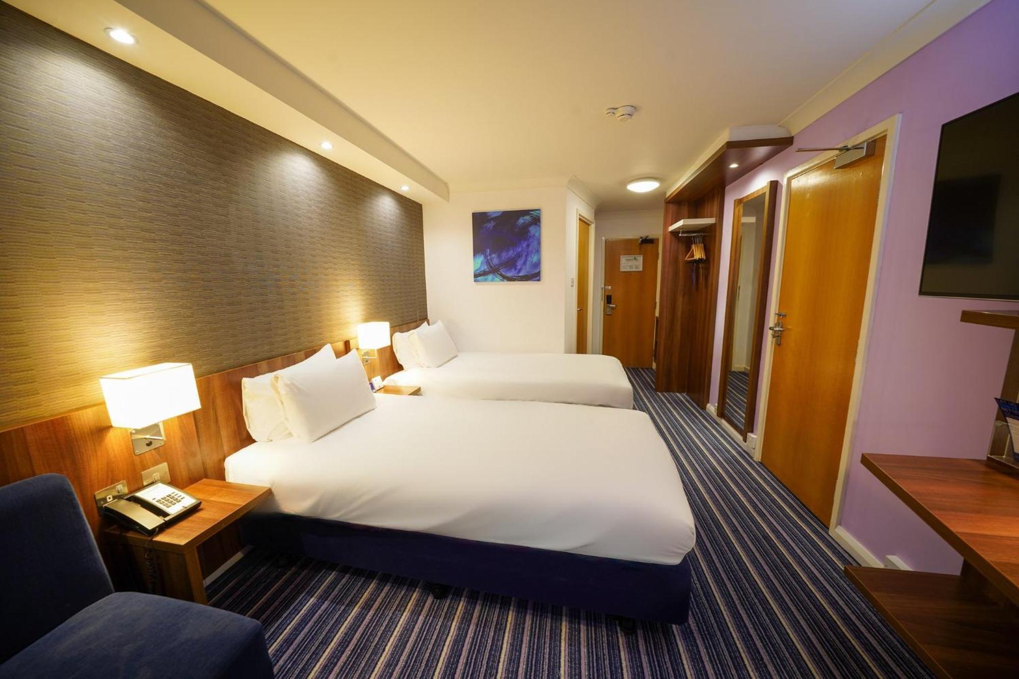 Holiday Inn Express Glenrothes By Ihg Екстериор снимка